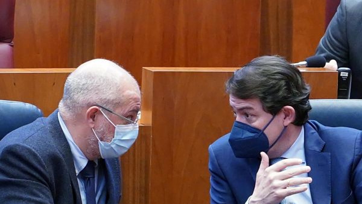 El presidente de la Junta, el 'popular' Alfonso Fernández Mañueco, y el vicepresidente y portavoz, Francisco Igea, hoy durante el pleno de las Cortes. ICAL