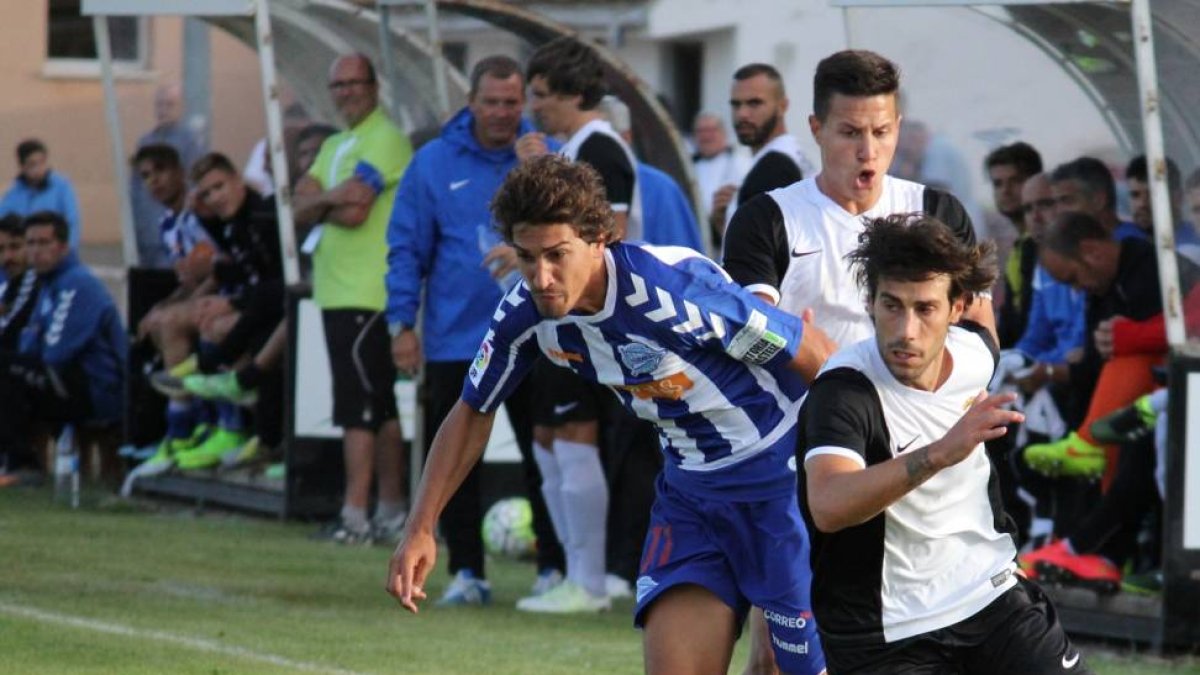 Andrés lucha con un rival durante un partido.-DEPORTIVOALAVES:COM