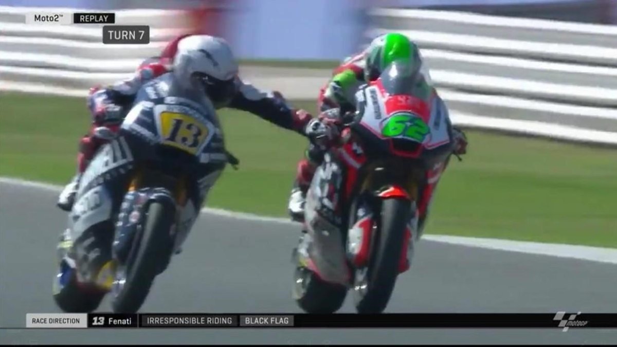 El italiano Romano Fenati acciona la palanca del freno delantero de la moto de su compatriota Stefano Manzi, en el GP de San Marino.-