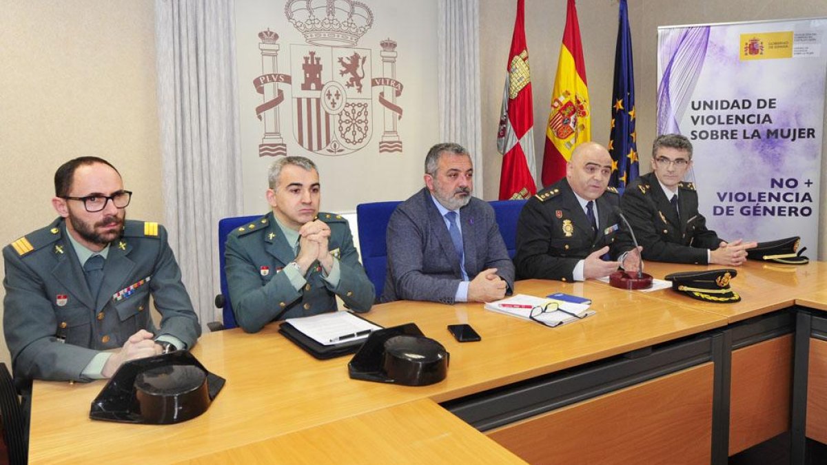 En el centro, De la Fuente, flanqueado por los mandos de Policía yGuardiaCivil.-ISRAEL L. MURILLO