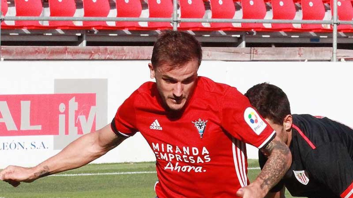 Borja Sánchez jugó el play-off de ascenso con el Mirandés-Jose Esteban Egurrola