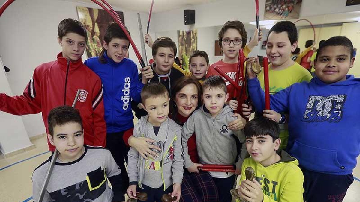 Regina Peñacoba, rodeada de los Danzantes de Burgos.-Raúl Ochoa