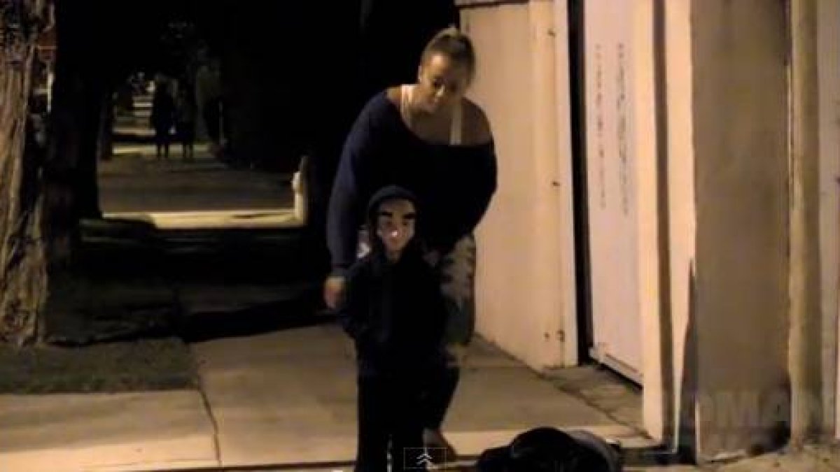 Con tan solo dos años, este niño consigue que la gente salga espantada.-