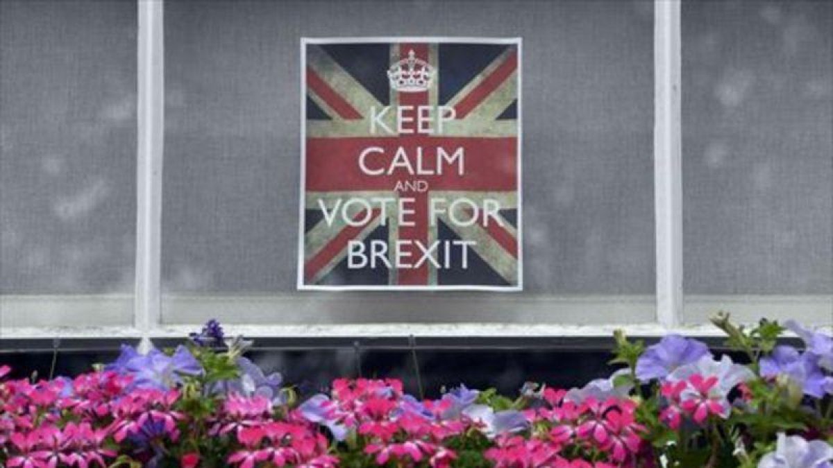 Cartel por el 'brexit' en una ventana de Chelsea (Londres).-REUTERS / TOBY MELVILLE