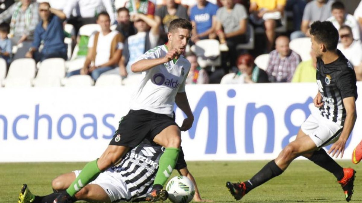 Uxío sale al encuentro de Héber en el partido disputado ayer.-TWITTER / @REALRACINGCLUB
