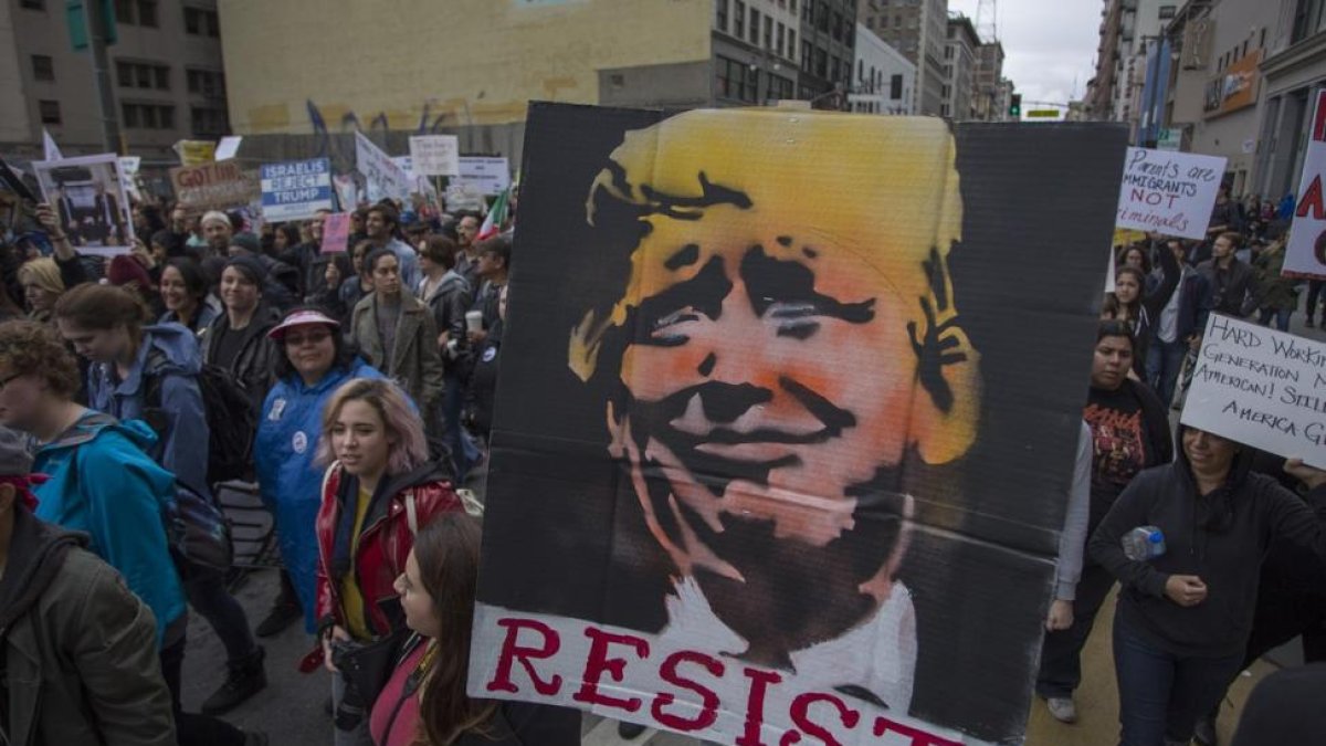 Participantes en una manifestación contra Trump en Los Ángeles, este sábado.-DAVID MCNEW / AFP