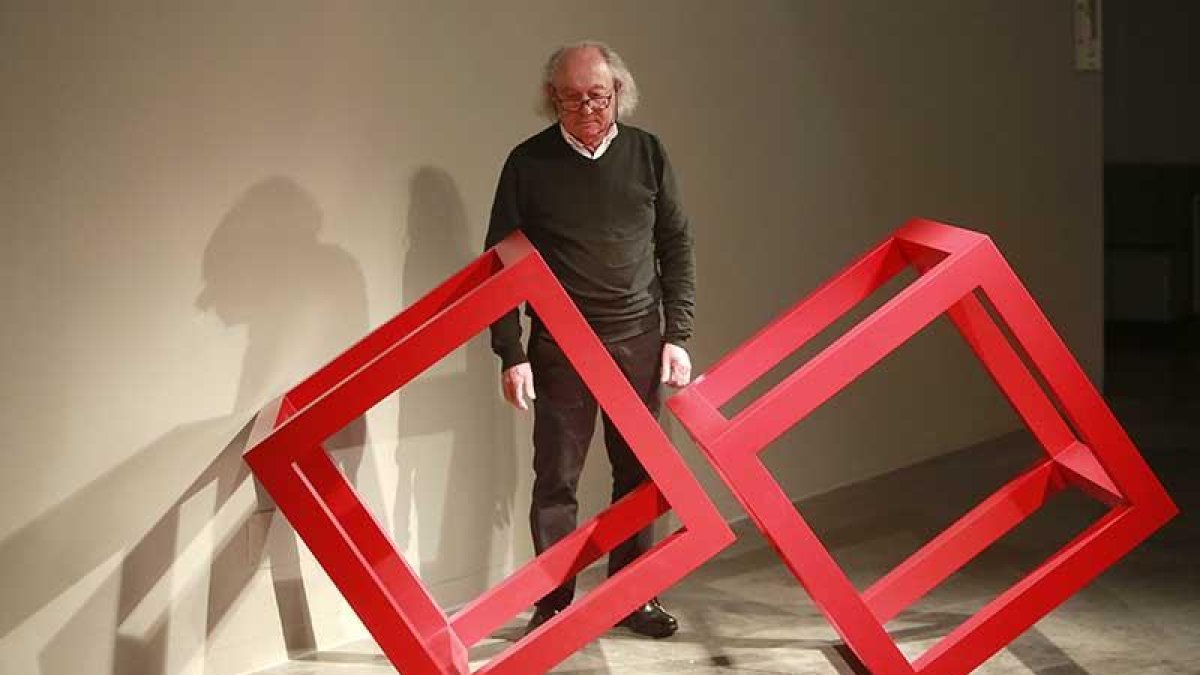 El escultor asturiano Herminio Álvarez inauguró ayer su exposición ‘Equilibrio’ en la sala Pedro Torrecilla.-RAÚL G. OCHOA