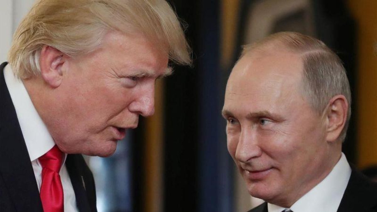 Trump y Putin en la cumbre de la APEC el pasado mes de noviembre.-AFP / MIKHAIL KLIMENTYEV