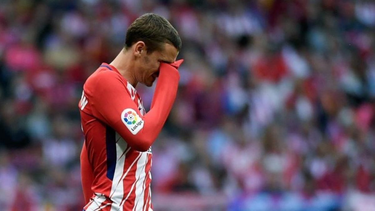 La reacción de Antoine Griezmann al ser silbado en el Wanda Metropolitano el pasado domingo-GABRIEL BOUYS (AFP)