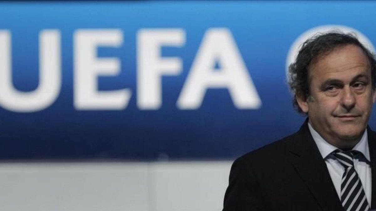 Platini, en una rueda de prensa en Estambul en el 2012.-EFE / TOLGA BOZOGLU