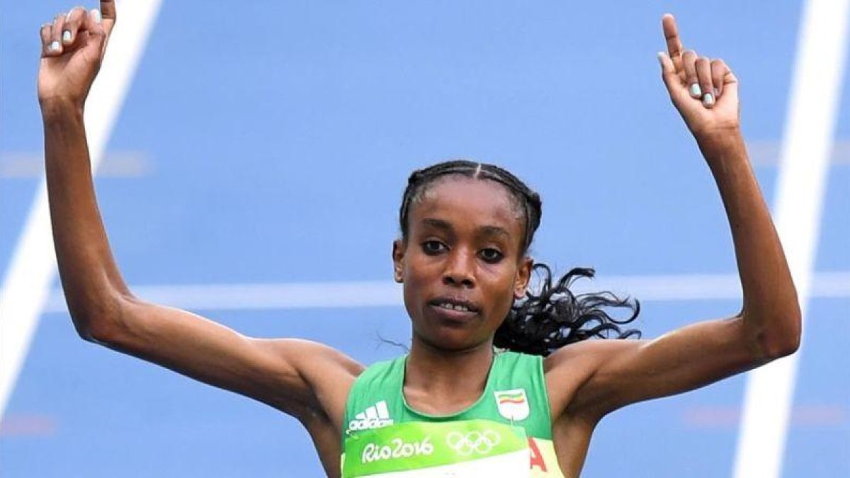 La etíope Almaz Ayana, entrando vencedora en los 10.000 metros, primera final de atletismo en los Juegos 2016.-AFP / PEDRO UGARTE