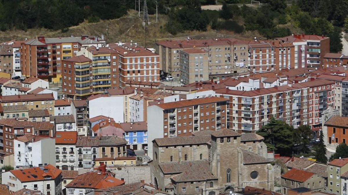 Imagen aérea de la ciudad de Burgos con la iglesia de San Gil al fondo.-RAÚL G. OCHOA
