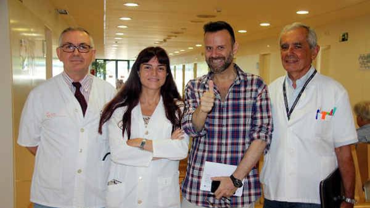 Reunión de trabajo del equipo multidisciplinar del Hospital Trueta, evaluando y proponiendo un tratamiento tras extirpar con éxito un tumor de páncreas, pioneros en España.-Foto: ACN