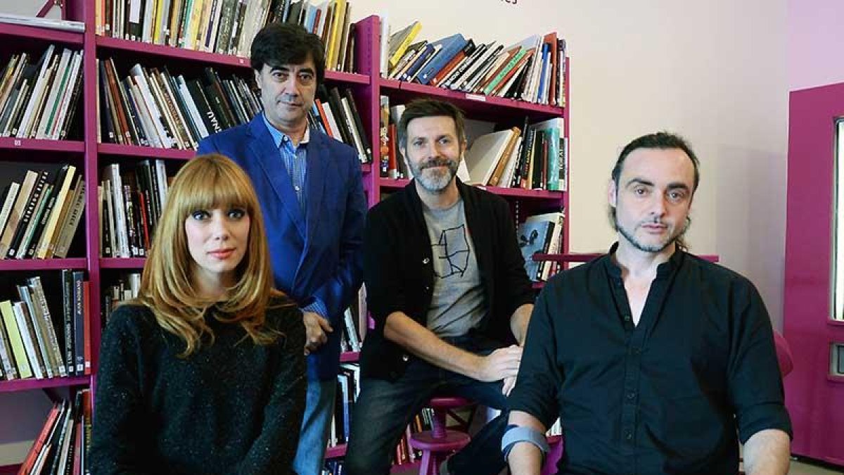 Tomás Fernando Flores (i.) llevó la batuta en la conversación que Paula Bonet, Paco Roca (c.) y Suso33 mantuvieron en el CAB.-Eduardo Vielba