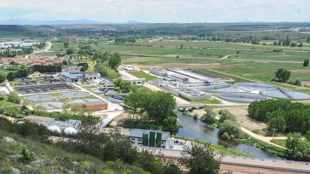 La estación depuradora de aguas residuales se encuentra en el barrio de Villalonquéjar. ISRAEL L. MURILLO