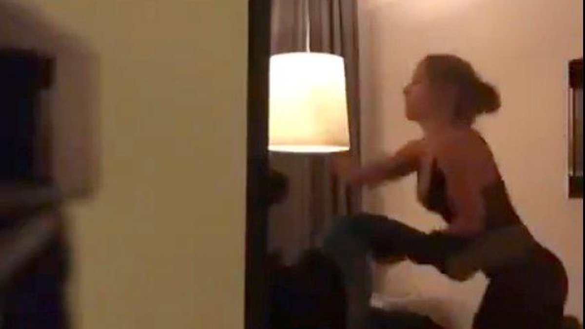 Fotograma de vídeo en el que se ve a la modelo pegando a Neymar en el hotel.-