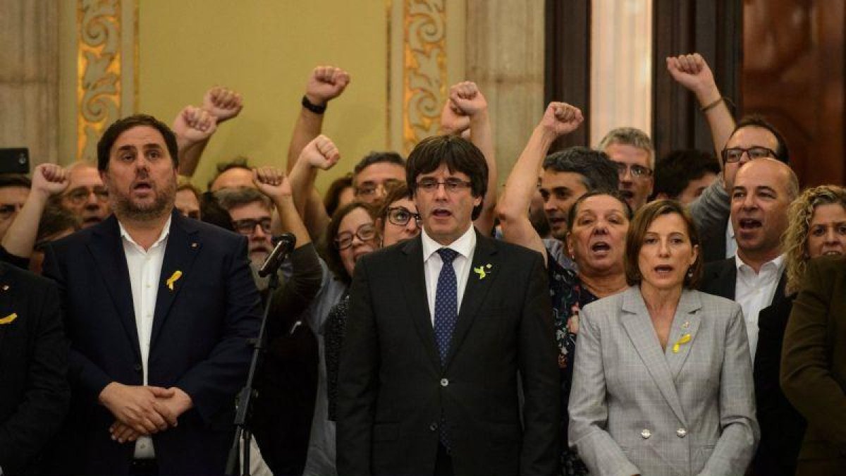 Puigdemont y Junqueras durante la DUI en 2017-EL PERIÓDICO