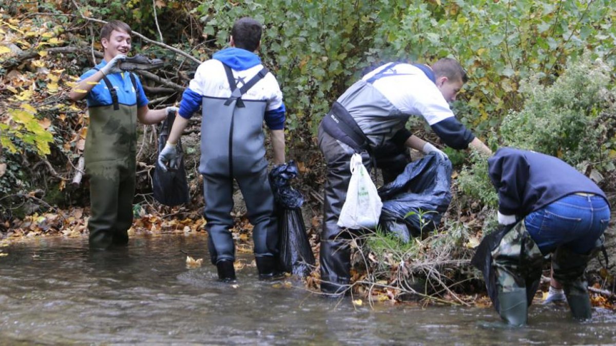 Un grupo de Voluntarios de CaixaBank colaboran en la extracción de la ‘basura’ del río a su paso por la ciudad.-RAÚL OCHOA