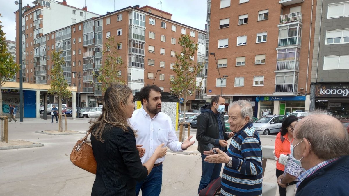 Blasco y Berzosa hablan con varios vecinos del entorno de la plaza de Santiago.