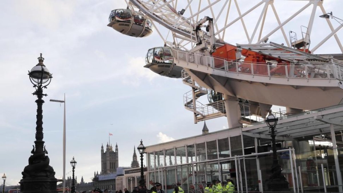 Agentes de policía, frente al London Eye, donde cientos de personas quedaron atrapadas durante el atentado.-EDDIE KEOGH