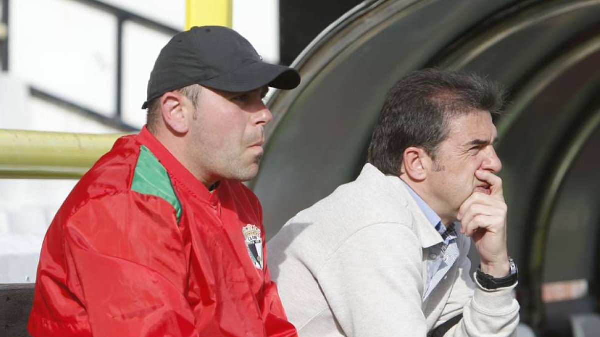 Gonzalo Arconada (derecha), junto a Fosky durante un choque en El Plantío.-RAÚL G. OCHOA