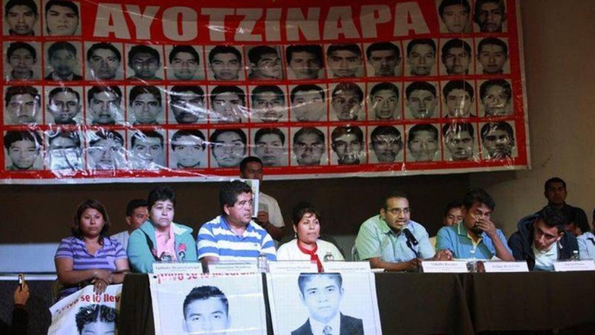 Los padres de los estudiantes desaparecidos, en una rueda de prensa en México, este martes.-Foto: EFE / SÁSHENKA GUTIÉRREZ