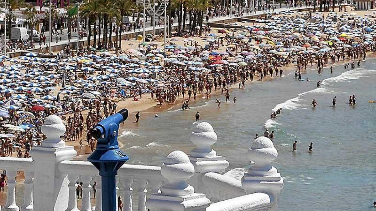 Benidorm es uno de los destinos donde se pueden encontrar las oportunidades que ya no hay en Cádiz, Ibiza o Menorca.-ECB