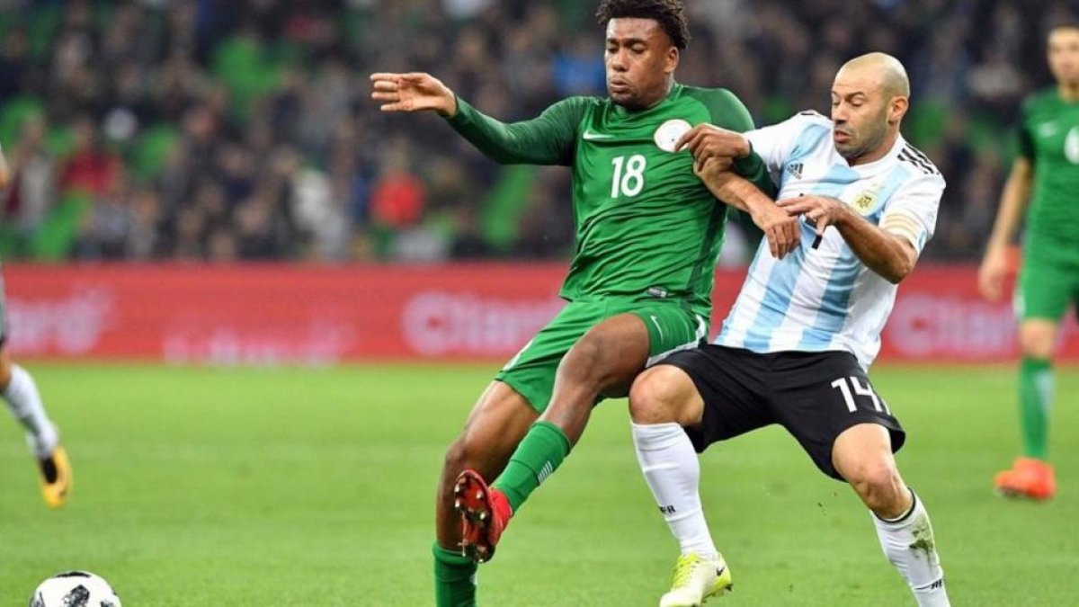 Mascherano pelea con Iwobi en el Nigeria-Argentina que se jugó este martes en Krasnodar.-MLADEN ANTONOV