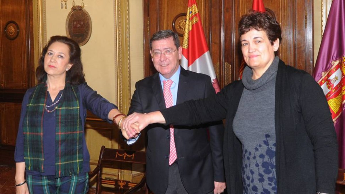 César Rico (centro) ayer con Lourdes Álvarez (a su dcha.) y Julia Quintana (a su izq.).-ISRAEL LÓPEZ MURILLO
