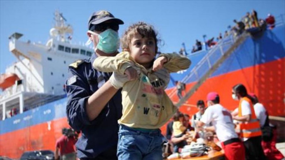 Desembarco de refugiados, el martes, en la isla griega de Creta tras el rescate en el mar de 103 personas-AFP / COSTAS METAXAKIS