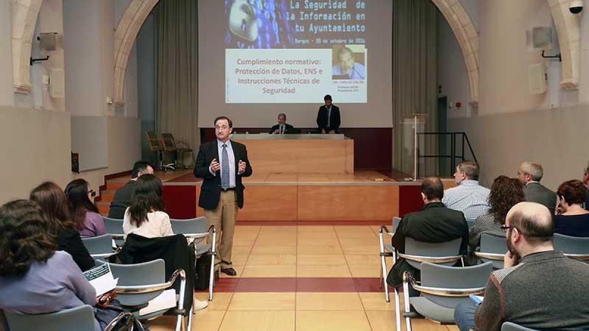 El área de Nuevas Tecnologías organiza numerosas jornadas con las que acercar las novedades de legislación electrónica a los responsables municipales.-ECB