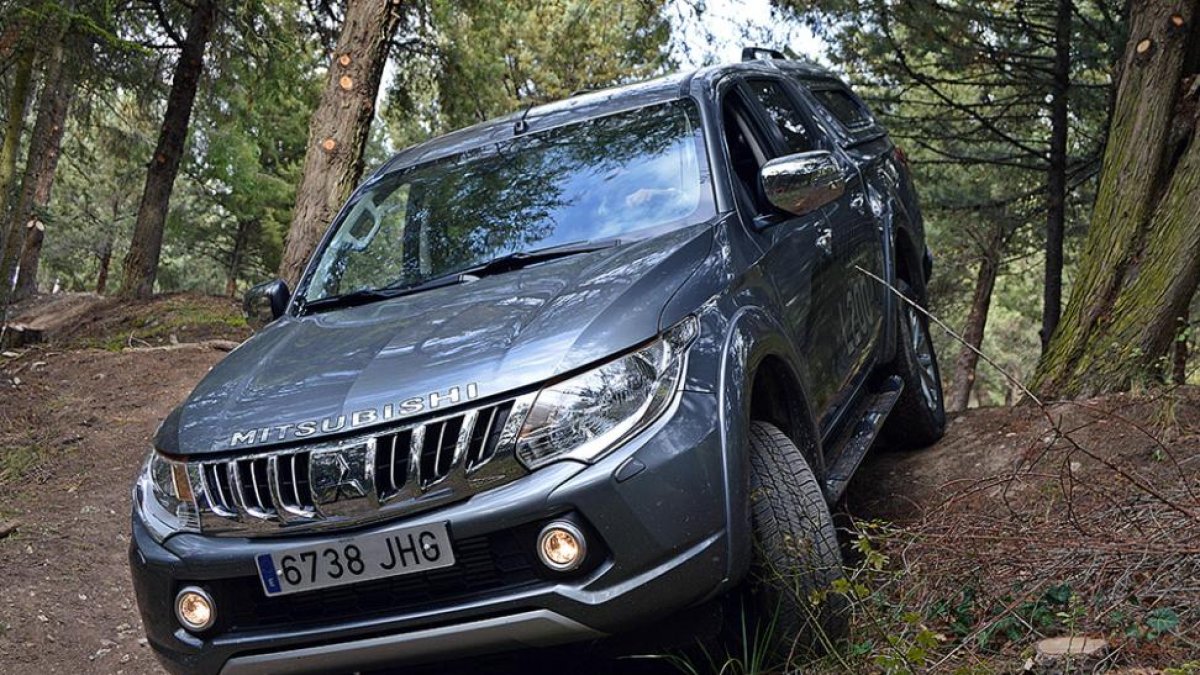 Al volante del L200, Cristina probó su fiabilidad con giros, derrapajes... Una maestra al volante en un ‘monstruo’ que domina el off road, alejándose en su interior de ese aspecto industrial que anteriores generaciones portaba.-HÉCTOR FUSTEL