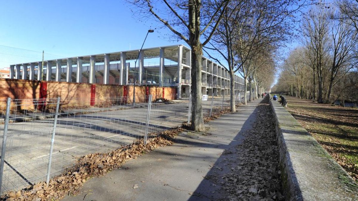 La urbanización exterior del Estadio municipal del Plantío, en la avenida Arlanzón, está en los planes inmediatos.-ISRAEL L. MURILLO