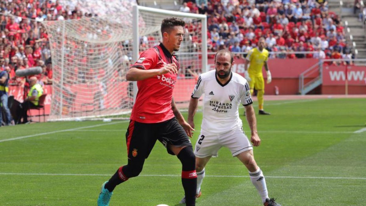 El Real Mallorca tomó ventaja en Son Moix, donde se impuso por 3-1.-JORDI AVELLÀ