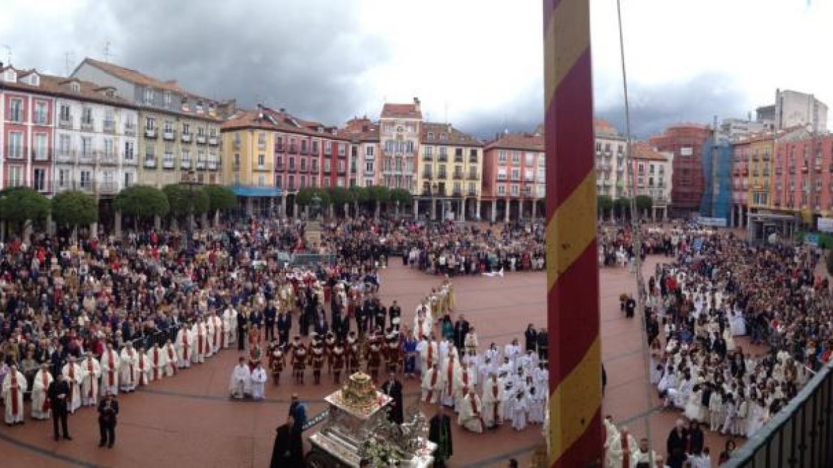 Imagen de la bendición en la Plaza Mayor-ISRAEL L. MURILLO