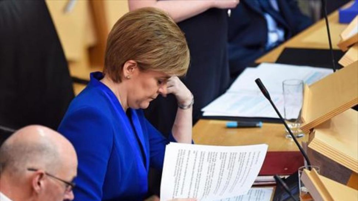 La ministra principal escocesa, Nicola Sturgeon, antes de intervenir en el Parlamento de Edimburgo.-/ AFP / ANDY BUCHANAN