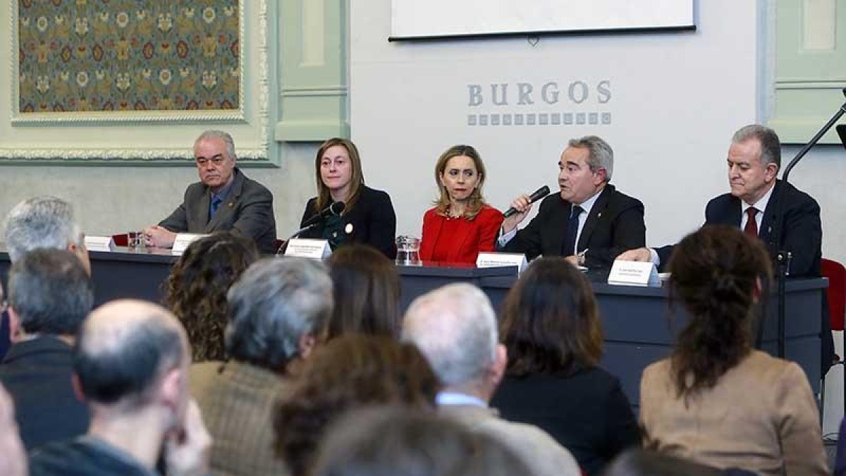 Imagen del acto del Colegio de Aparejadores y Arquitectos Técnicos celebrado ayer en la sala Polisón.-RAÚL G. OCHOA