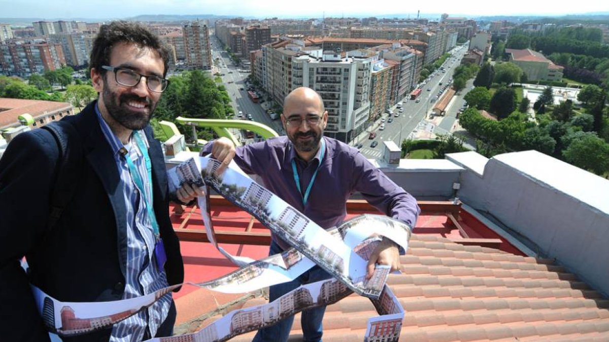 El escritor Óscar Esquivias y el fotógrafo Asís G. Ayerbe, en la azotea del edificio de Telefónica donde avanzaron cómo es ‘Calle Vitoria’.-ISRAEL L. MURILLO