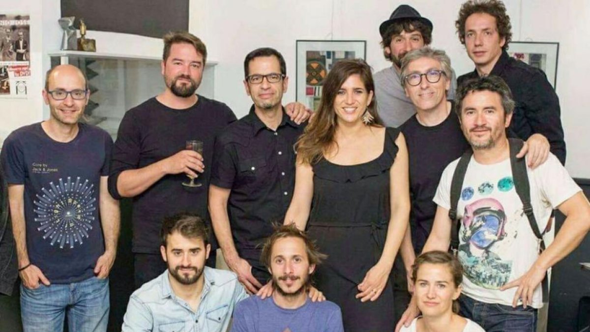 Foto de familia del rodaje de los músicos, la actriz Lucía Jiménez y el director David Trueba.-Rodrigo Mena