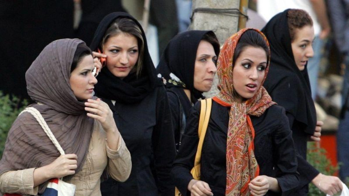 Mujeres iranís en una calle de la capital, Teherán, y llevando el velo.-AFP / ATTA KENARE (AFP)