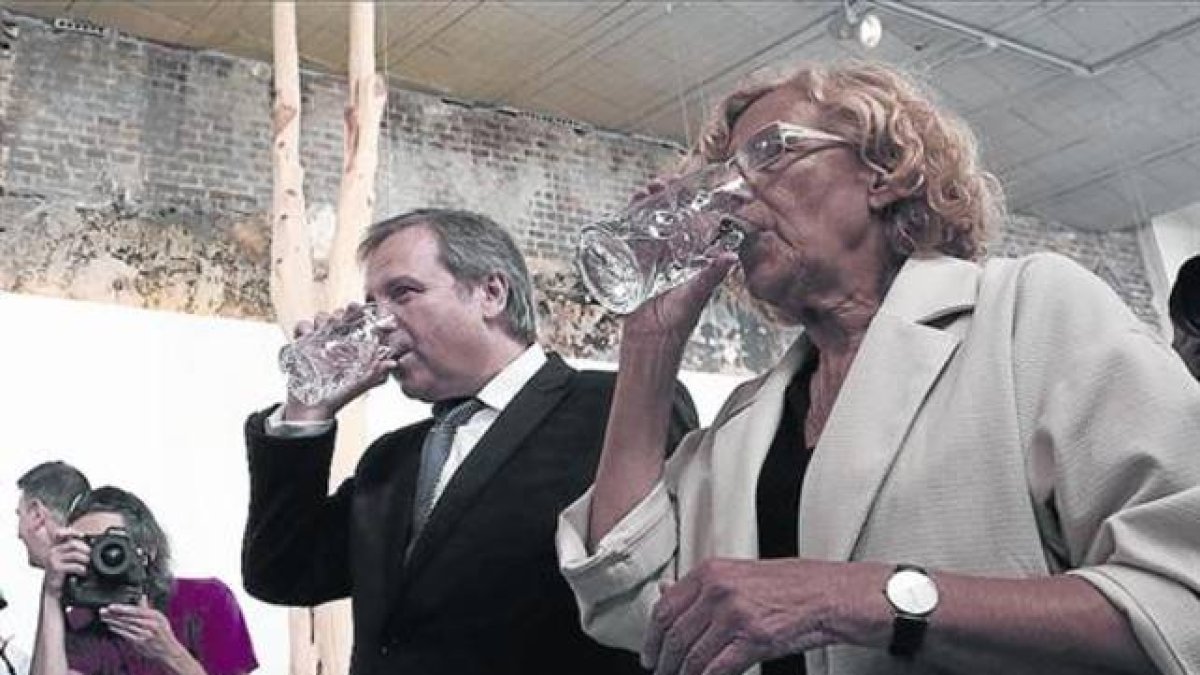 Manuela Carmena y Antonio Miguel Carmona, en una comparecencia conjunta en Madrid.-Foto: AGUSTÍN CATALÁN