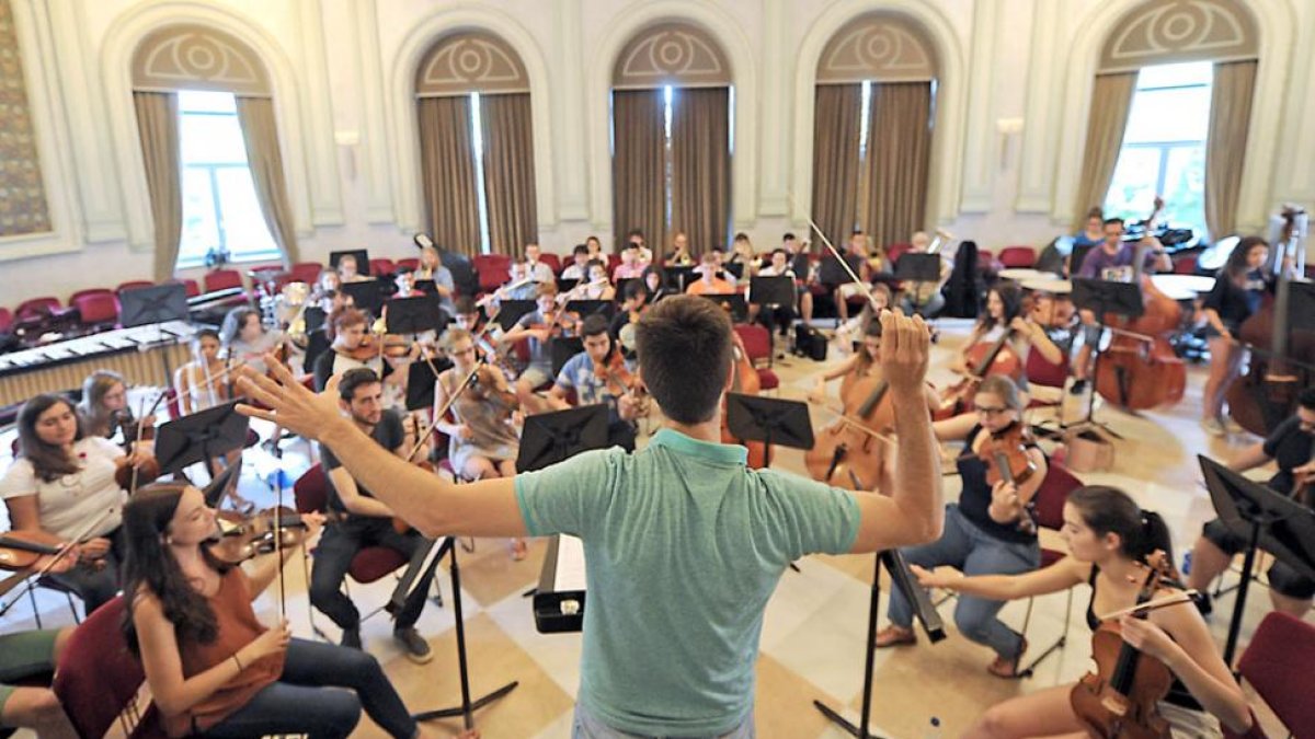 Los componentes de la Josbu están ensayando todas las mañanas de esta semana en la Sala Polisón poniendo banda sonora al Espolón.-Israel L. Murillo