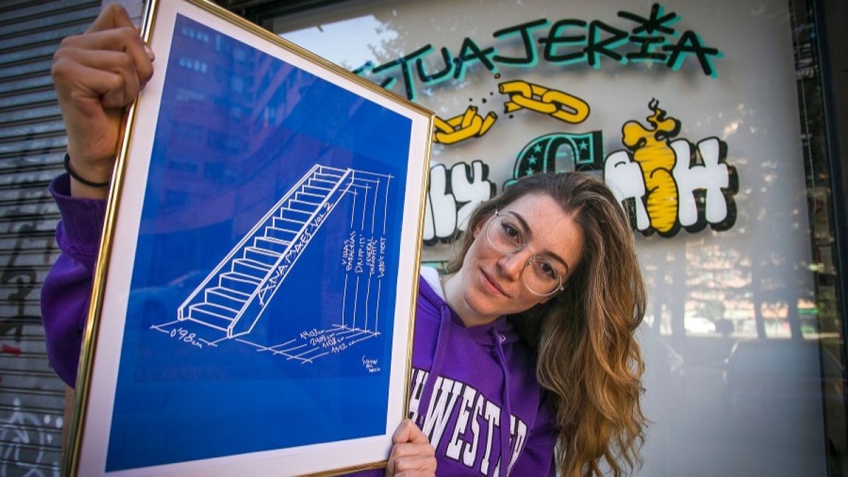 Ana Maes muestra la portada de su 'Vol. 2'. TOMÁS ALONSO