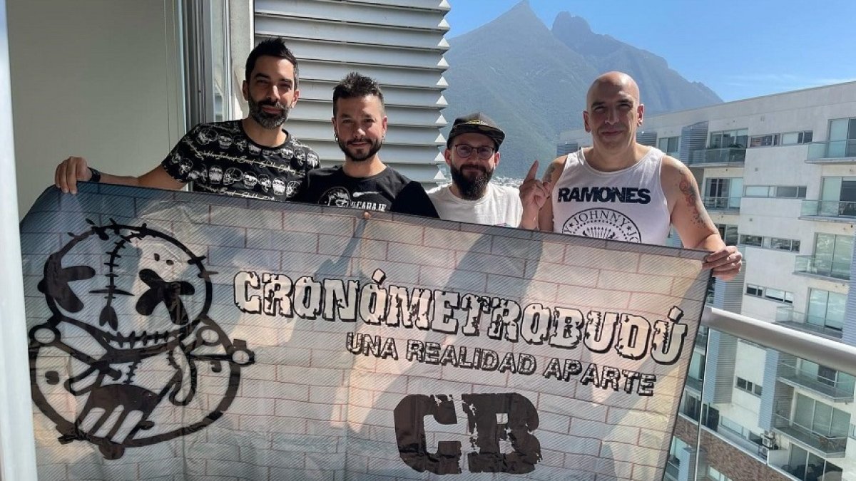 Cronómetrobudú, en Monterrey (México), con una bandera de su club de fans 'Una realidad aparte'. CRONÓMETROBUDÚ