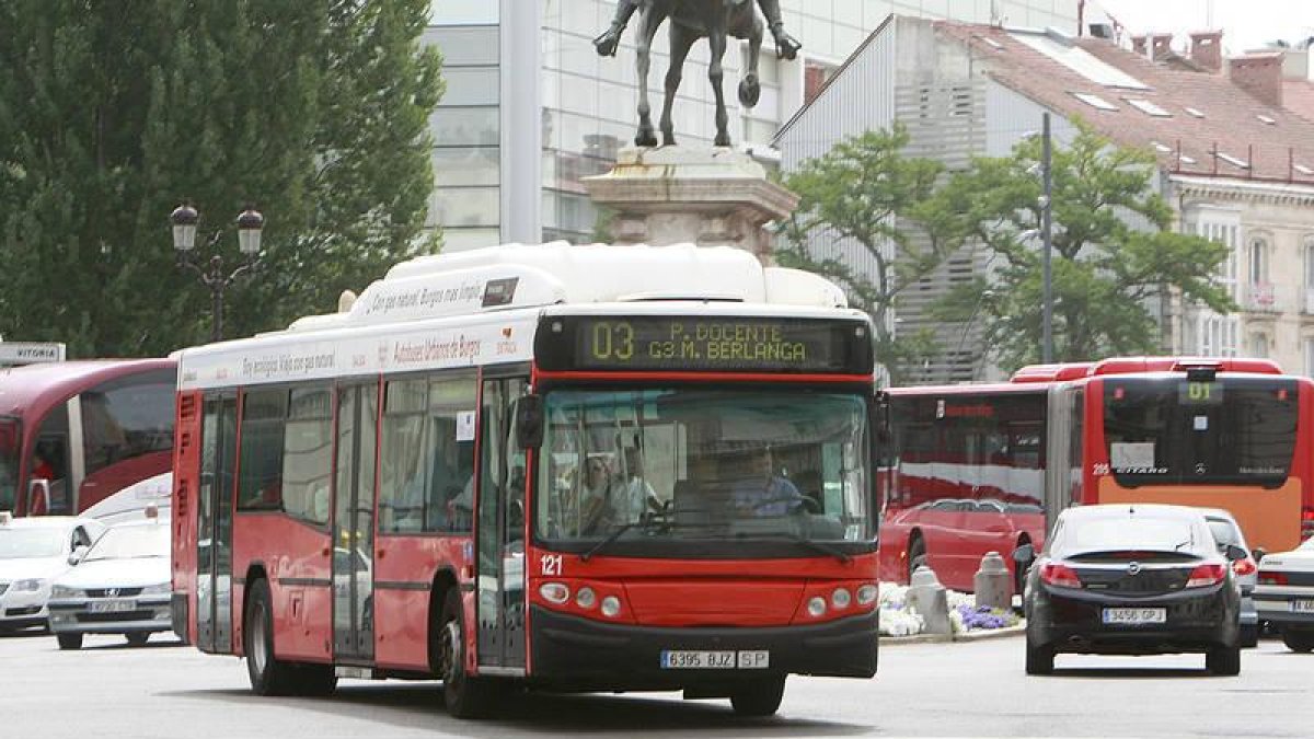 Imagen de un autobús municipal en la Plaza de Mio Cid-ECB
