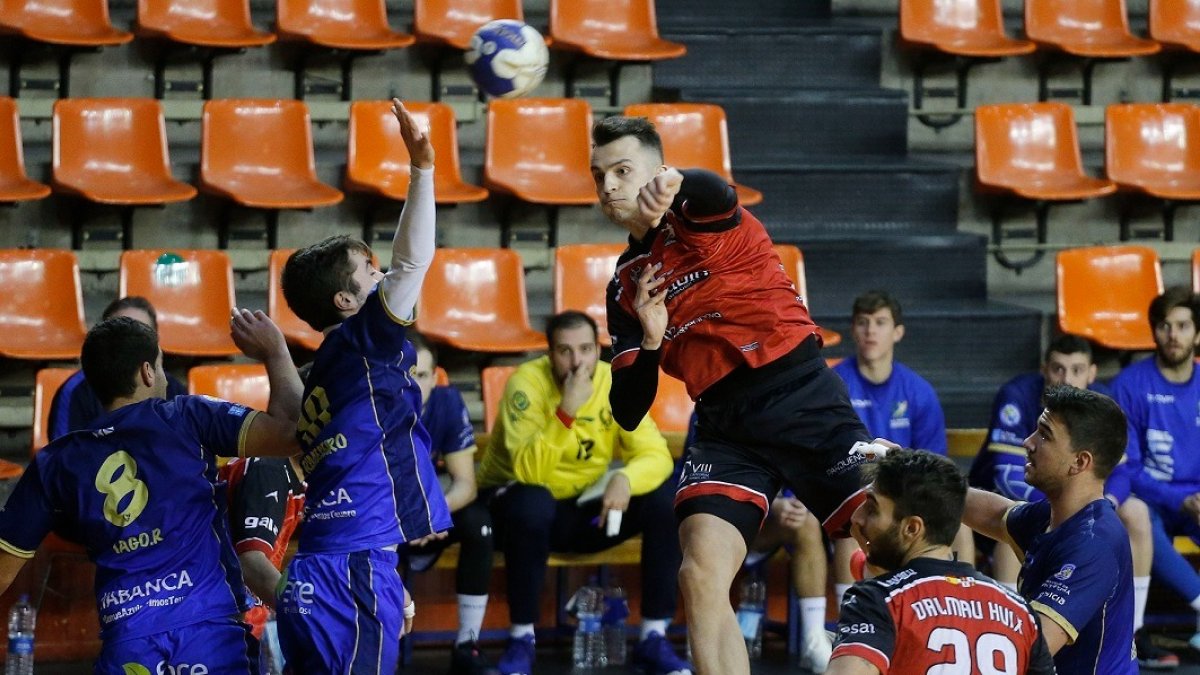 Joshua da Silva busca el lanzamiento a puerta. SANTI OTERO