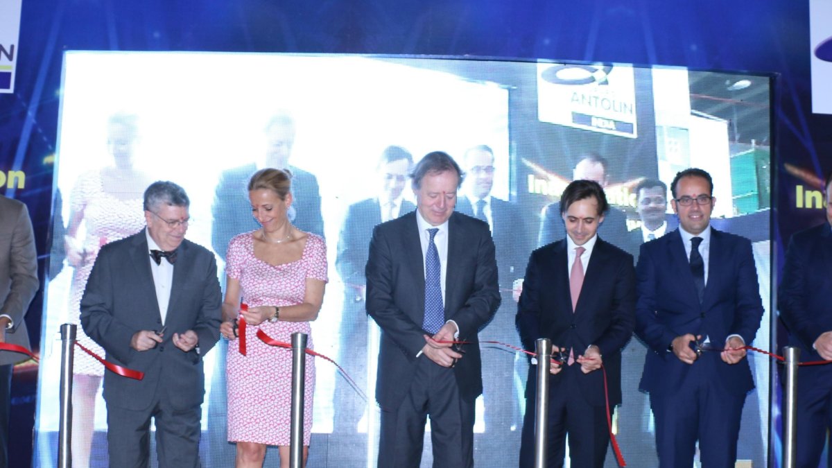 Apertura en 2016 de la planta india de Sanand, que produce techos, parasoles y piezas plásticas para clientes como Ford o Tata. ECB