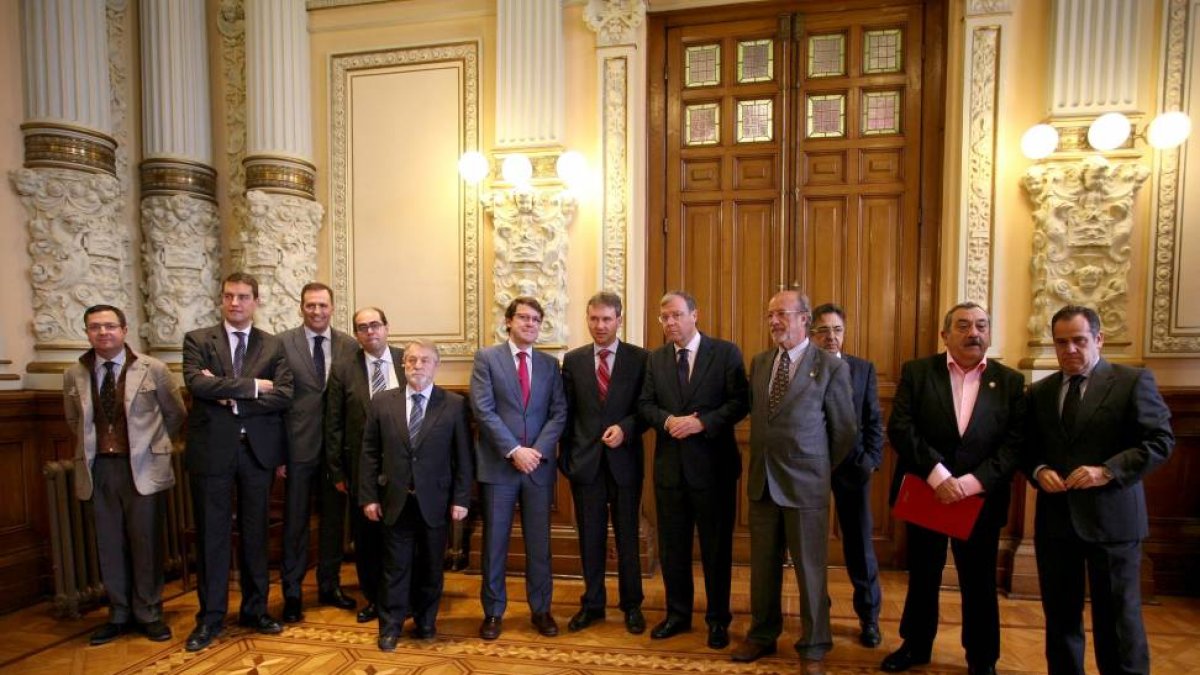 Los ayuntamientos de Burgos, Miranda de Ebro y Villamuriel de Cerrato firman su adhesión al grupo de interés para promover el Corredor Atlántico. Preside el acto el alcalde de Valladolid, Francisco Javier León de la Riva, y asiste el consejero de Fomento -Ical