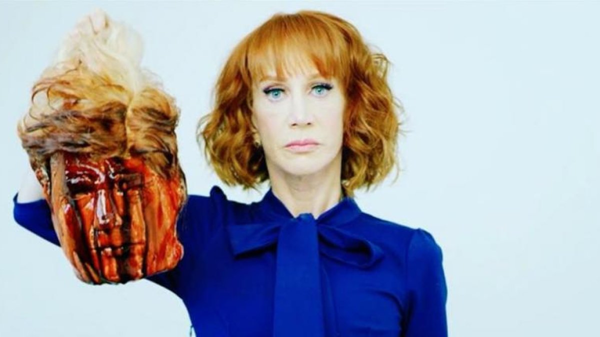 Una captura del video de la humorista Kathy Griffin con la cabeza de Trump.-