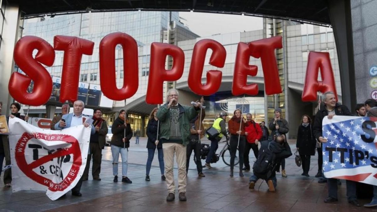 Protesta en Bruselas contra el tratado comercial euro-canadiense CETA.-REUTERS / FRANCOIS LENOIR